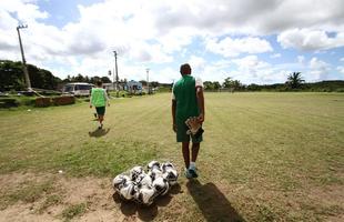 Roupeiro carrega bolas para comeo do treinamento do Amrica, em Igarassu