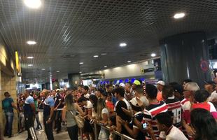 Jogadores do Santa Cruz foram assediados por dezenas de corais no saguo do aeroporto. Tiago Cardoso, aps defender pnalti, foi o mais festejado