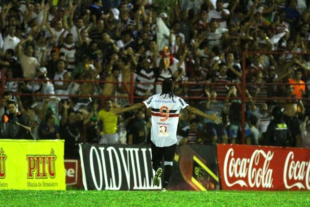 A partida decisiva aconteceu novamente nos Aflitos. O Nutico voltou a vencer. Porm, o placar de 2 a 1 no foi suficiente para derrubar o Tricolor que se tornaria o campeo estadual de 2013. Na foto, o atacante Dnis Marques comemora o gol salvador.