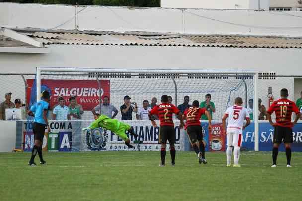 O Salgueiro comeou a construir uma classificao indita s finais do Campeonato Pernambucano de 2015 com uma vitria de 2 a 0 sobre o Sport. Os gols da partida foram marcados de pnalti por Rogrio Paraba.