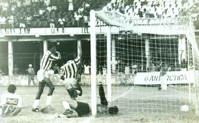 Náutico enfrenta o São Paulo no Brasileirão de 1990. No empate em 1 a 1, equipe timbu exibe outro modelo fornecido pela Finta