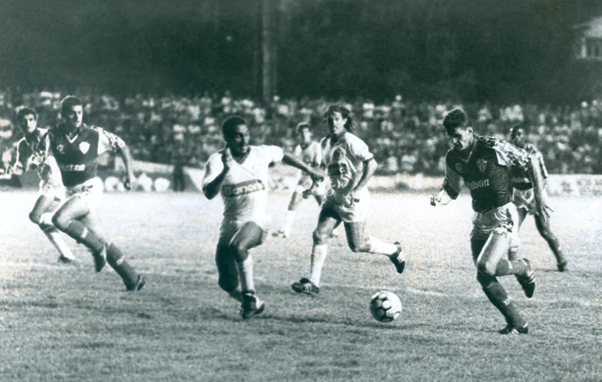 Nutico encara a Portuguesa com a camisa branca fornecida pela empresa Campe, que esteve no clube apenas em 1991