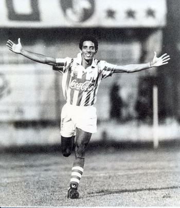 Ainda em 1991, a Kyalami passou a vestir o Náutico e seguiu no clube até 1995. Na foto, o modelo listrado usado em 1992