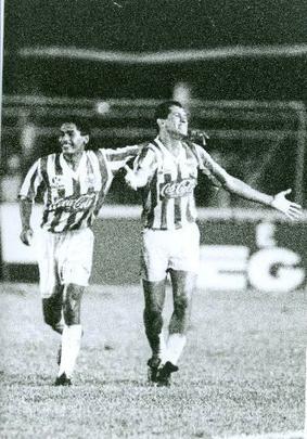 Camisa listrada do Náutico fornecida pela Kyalami e vestida pelo atacante Bizu em 1994