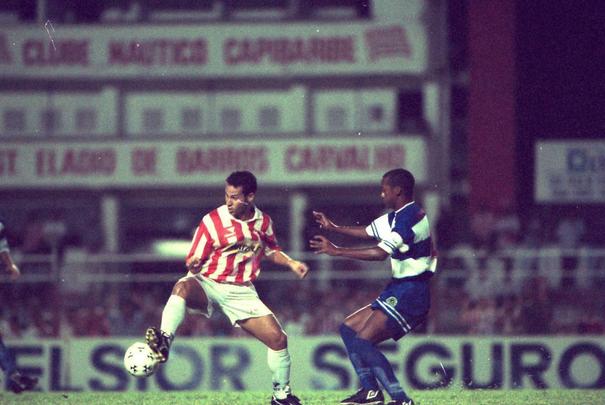 Camisa do Náutico usada pelo meia Adriano na temporada de 1999 fornecida pela Penalty