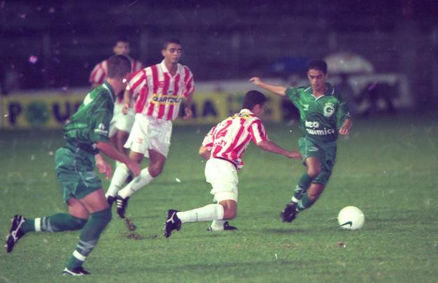 Camisa usada pelo Náutico no último ano da primeira parceira com a Penalty, em 2000