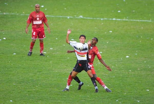 Uniforme todo vermelho usado pelo Náutico em 2004. Neste ano, time alvirrubro também foi campeão estadual vestindo a Finta