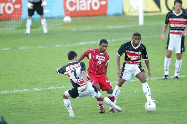 Modelo da camisa vermelha da Finta usado pelo Náutico na temporada 2005