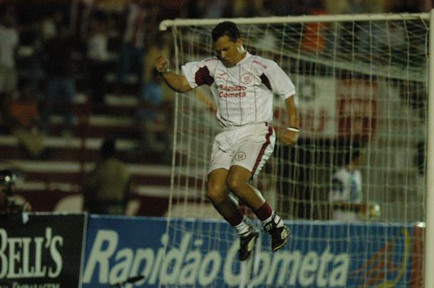 Camisa branca com listras vermelhas fornecidas pela Finta ao Náutico em 2005