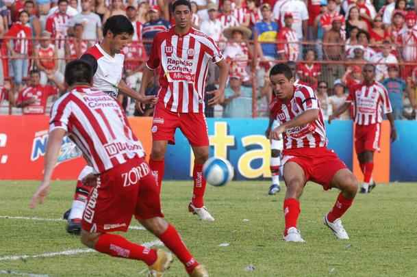 A tradicional camisa do Nutico usada em 2007 e fornecida pela Wilson