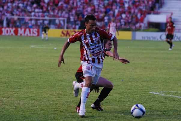 Camisa listrada do Náutico usada no último ano de parceria com a Wilson, em 2008