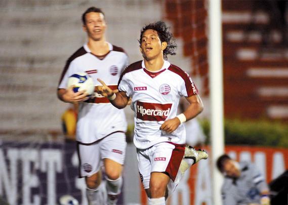 Ainda em 2009, o Náutico passou a vestir o material fornecido pela Lupo