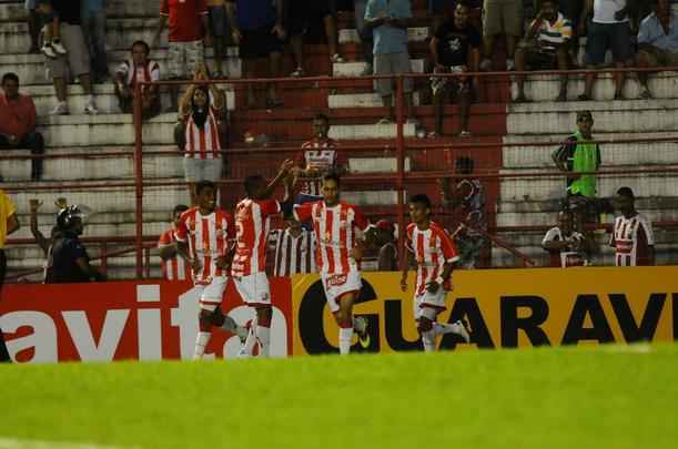 De 2011 a 2014, o Nutico voltou a vestir camisas fornecidas pela Penalty. Na foto, o modelo tradicional de 2011