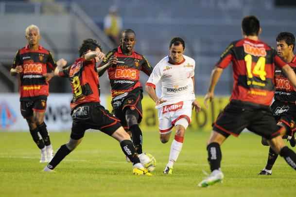 De 2011 a 2014, o Náutico voltou a vestir camisas fornecidas pela Penalty. Na foto, o modelo na cor branca de 2011