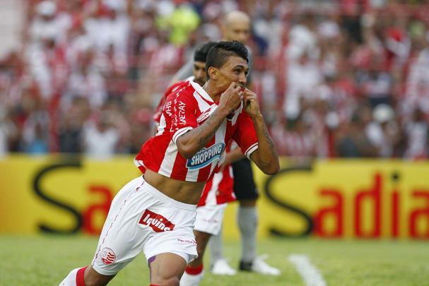 Camisa usada pelo Náutico na temporada de 2012, fornecida pela Penalty e vestida pelo atacante Kieza