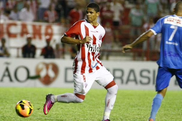 Douglas Santos veste a tradicional camisa do Náutico no modelo de 2013 da Penalty