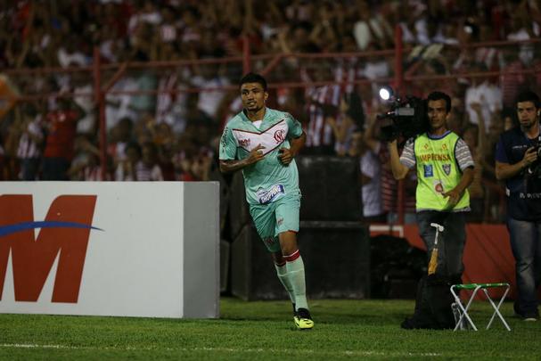Em 2012, a Penalty ainda lançou uma camisa verde e inédita na história do Náutico