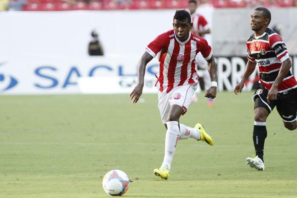 Após deixar a Penalty em 2014, o Náutico vestiu camisas da Garra até fechar com a Umbro