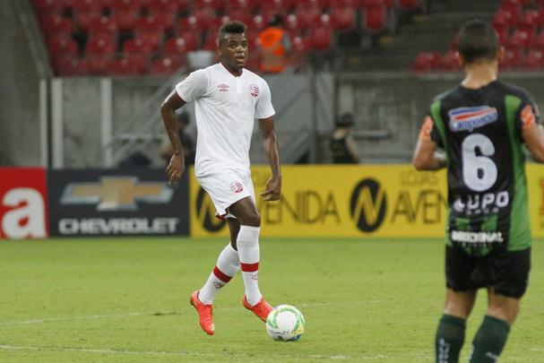 Ainda em 2014, o Náutico passou a vestir a Umbro. Na foto, o uniforme branco