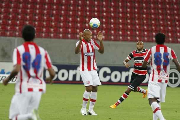 O primeiro uniforme listrado do Nutico fornecido pela Umbro, em 2014