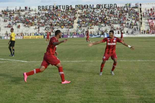 Uma camisa vermelha foi lanada pelo Umbro em 2015 e seguiu utilizada no comeo do ano de 2016