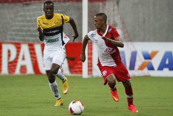 A Umbro, em 2015, ainda apresentou uma camisa especial para o Náutico dividindo o padrão em vermelho e branco