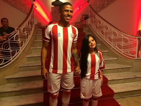 Em 2016, Nutico rompeu contrato com a Umbro e fechou nova parceria com a Topper. Na foto, o primeiro padro do clube