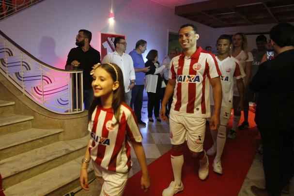 O Náutico, em 2017, segue a parceria com a Topper e apresenta nova camisa em cores tradicionais