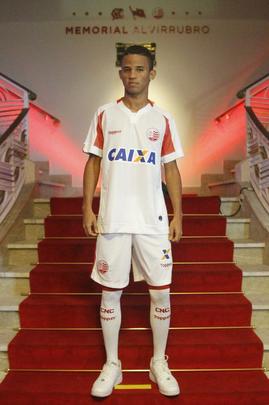 O segundo padrão do Náutico traz cores brancas e detalhes em vermelho