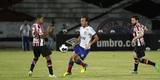 Foi mais uma noite em que o Santa Cruz deu a impresso de estar em franca evoluo. O Tricolor viu o Bahia sair na frente com um gol de Hernane Brocador, mas virou a partida graas aos gols de Keno e Grafite. Quando a vitria parecia encaminhada, os baianos levantaram uma bola na rea e ela resvalou na mo do volante Wellington Czar. Pnalti que Luisinho converteu sem dar chances para Tiago Cardoso, dando nmeros finais ao jogo