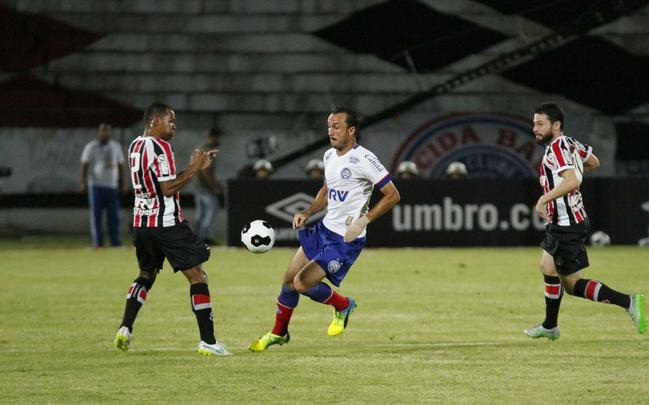 Foi mais uma noite em que o Santa Cruz deu a impresso de estar em franca evoluo. O Tricolor viu o Bahia sair na frente com um gol de Hernane Brocador, mas virou a partida graas aos gols de Keno e Grafite. Quando a vitria parecia encaminhada, os baianos levantaram uma bola na rea e ela resvalou na mo do volante Wellington Czar. Pnalti que Luisinho converteu sem dar chances para Tiago Cardoso, dando nmeros finais ao jogo