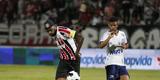 Foi mais uma noite em que o Santa Cruz deu a impresso de estar em franca evoluo. O Tricolor viu o Bahia sair na frente com um gol de Hernane Brocador, mas virou a partida graas aos gols de Keno e Grafite. Quando a vitria parecia encaminhada, os baianos levantaram uma bola na rea e ela resvalou na mo do volante Wellington Czar. Pnalti que Luisinho converteu sem dar chances para Tiago Cardoso, dando nmeros finais ao jogo