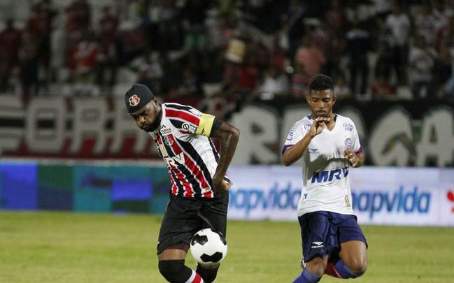 Foi mais uma noite em que o Santa Cruz deu a impresso de estar em franca evoluo. O Tricolor viu o Bahia sair na frente com um gol de Hernane Brocador, mas virou a partida graas aos gols de Keno e Grafite. Quando a vitria parecia encaminhada, os baianos levantaram uma bola na rea e ela resvalou na mo do volante Wellington Czar. Pnalti que Luisinho converteu sem dar chances para Tiago Cardoso, dando nmeros finais ao jogo
