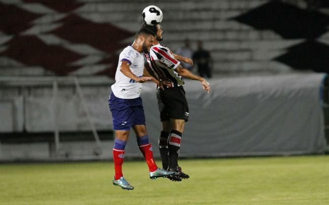 Foi mais uma noite em que o Santa Cruz deu a impresso de estar em franca evoluo. O Tricolor viu o Bahia sair na frente com um gol de Hernane Brocador, mas virou a partida graas aos gols de Keno e Grafite. Quando a vitria parecia encaminhada, os baianos levantaram uma bola na rea e ela resvalou na mo do volante Wellington Czar. Pnalti que Luisinho converteu sem dar chances para Tiago Cardoso, dando nmeros finais ao jogo
