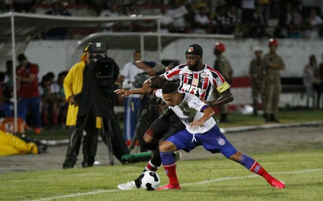 Foi mais uma noite em que o Santa Cruz deu a impresso de estar em franca evoluo. O Tricolor viu o Bahia sair na frente com um gol de Hernane Brocador, mas virou a partida graas aos gols de Keno e Grafite. Quando a vitria parecia encaminhada, os baianos levantaram uma bola na rea e ela resvalou na mo do volante Wellington Czar. Pnalti que Luisinho converteu sem dar chances para Tiago Cardoso, dando nmeros finais ao jogo