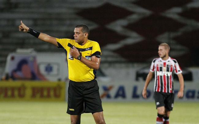 Foi mais uma noite em que o Santa Cruz deu a impresso de estar em franca evoluo. O Tricolor viu o Bahia sair na frente com um gol de Hernane Brocador, mas virou a partida graas aos gols de Keno e Grafite. Quando a vitria parecia encaminhada, os baianos levantaram uma bola na rea e ela resvalou na mo do volante Wellington Czar. Pnalti que Luisinho converteu sem dar chances para Tiago Cardoso, dando nmeros finais ao jogo