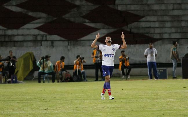 Foi mais uma noite em que o Santa Cruz deu a impresso de estar em franca evoluo. O Tricolor viu o Bahia sair na frente com um gol de Hernane Brocador, mas virou a partida graas aos gols de Keno e Grafite. Quando a vitria parecia encaminhada, os baianos levantaram uma bola na rea e ela resvalou na mo do volante Wellington Czar. Pnalti que Luisinho converteu sem dar chances para Tiago Cardoso, dando nmeros finais ao jogo