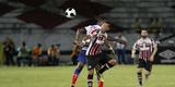 Foi mais uma noite em que o Santa Cruz deu a impresso de estar em franca evoluo. O Tricolor viu o Bahia sair na frente com um gol de Hernane Brocador, mas virou a partida graas aos gols de Keno e Grafite. Quando a vitria parecia encaminhada, os baianos levantaram uma bola na rea e ela resvalou na mo do volante Wellington Czar. Pnalti que Luisinho converteu sem dar chances para Tiago Cardoso, dando nmeros finais ao jogo