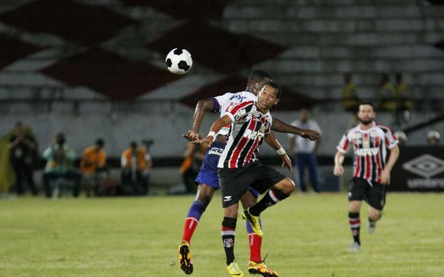 Foi mais uma noite em que o Santa Cruz deu a impresso de estar em franca evoluo. O Tricolor viu o Bahia sair na frente com um gol de Hernane Brocador, mas virou a partida graas aos gols de Keno e Grafite. Quando a vitria parecia encaminhada, os baianos levantaram uma bola na rea e ela resvalou na mo do volante Wellington Czar. Pnalti que Luisinho converteu sem dar chances para Tiago Cardoso, dando nmeros finais ao jogo