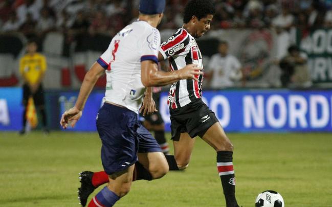 Foi mais uma noite em que o Santa Cruz deu a impresso de estar em franca evoluo. O Tricolor viu o Bahia sair na frente com um gol de Hernane Brocador, mas virou a partida graas aos gols de Keno e Grafite. Quando a vitria parecia encaminhada, os baianos levantaram uma bola na rea e ela resvalou na mo do volante Wellington Czar. Pnalti que Luisinho converteu sem dar chances para Tiago Cardoso, dando nmeros finais ao jogo