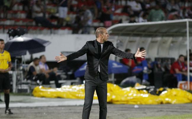 Foi mais uma noite em que o Santa Cruz deu a impresso de estar em franca evoluo. O Tricolor viu o Bahia sair na frente com um gol de Hernane Brocador, mas virou a partida graas aos gols de Keno e Grafite. Quando a vitria parecia encaminhada, os baianos levantaram uma bola na rea e ela resvalou na mo do volante Wellington Czar. Pnalti que Luisinho converteu sem dar chances para Tiago Cardoso, dando nmeros finais ao jogo
