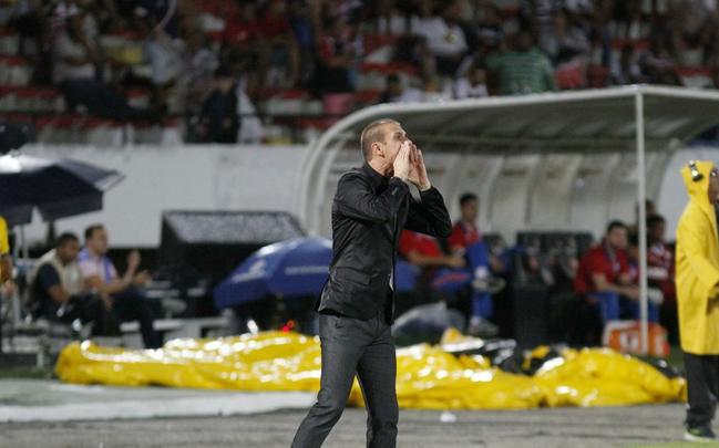 Foi mais uma noite em que o Santa Cruz deu a impresso de estar em franca evoluo. O Tricolor viu o Bahia sair na frente com um gol de Hernane Brocador, mas virou a partida graas aos gols de Keno e Grafite. Quando a vitria parecia encaminhada, os baianos levantaram uma bola na rea e ela resvalou na mo do volante Wellington Czar. Pnalti que Luisinho converteu sem dar chances para Tiago Cardoso, dando nmeros finais ao jogo