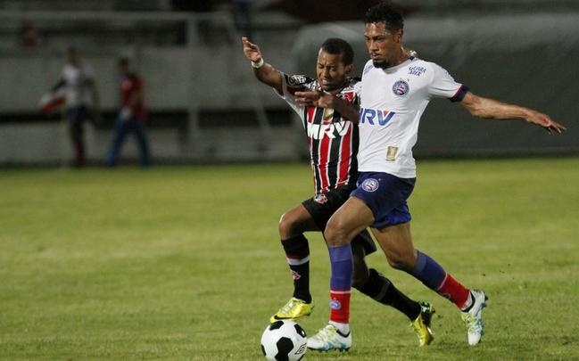 Foi mais uma noite em que o Santa Cruz deu a impresso de estar em franca evoluo. O Tricolor viu o Bahia sair na frente com um gol de Hernane Brocador, mas virou a partida graas aos gols de Keno e Grafite. Quando a vitria parecia encaminhada, os baianos levantaram uma bola na rea e ela resvalou na mo do volante Wellington Czar. Pnalti que Luisinho converteu sem dar chances para Tiago Cardoso, dando nmeros finais ao jogo