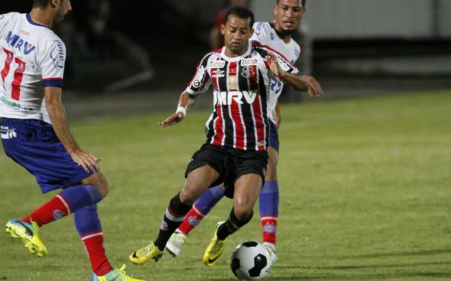 Foi mais uma noite em que o Santa Cruz deu a impresso de estar em franca evoluo. O Tricolor viu o Bahia sair na frente com um gol de Hernane Brocador, mas virou a partida graas aos gols de Keno e Grafite. Quando a vitria parecia encaminhada, os baianos levantaram uma bola na rea e ela resvalou na mo do volante Wellington Czar. Pnalti que Luisinho converteu sem dar chances para Tiago Cardoso, dando nmeros finais ao jogo