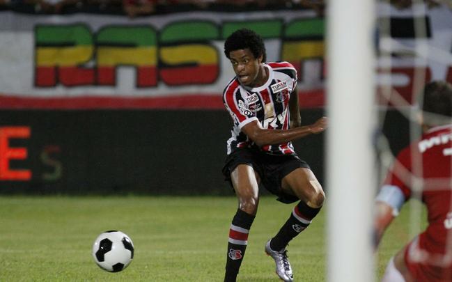 Foi mais uma noite em que o Santa Cruz deu a impresso de estar em franca evoluo. O Tricolor viu o Bahia sair na frente com um gol de Hernane Brocador, mas virou a partida graas aos gols de Keno e Grafite. Quando a vitria parecia encaminhada, os baianos levantaram uma bola na rea e ela resvalou na mo do volante Wellington Czar. Pnalti que Luisinho converteu sem dar chances para Tiago Cardoso, dando nmeros finais ao jogo