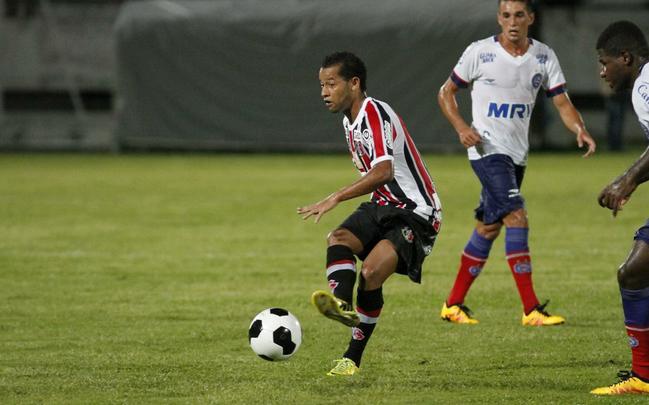 Foi mais uma noite em que o Santa Cruz deu a impresso de estar em franca evoluo. O Tricolor viu o Bahia sair na frente com um gol de Hernane Brocador, mas virou a partida graas aos gols de Keno e Grafite. Quando a vitria parecia encaminhada, os baianos levantaram uma bola na rea e ela resvalou na mo do volante Wellington Czar. Pnalti que Luisinho converteu sem dar chances para Tiago Cardoso, dando nmeros finais ao jogo