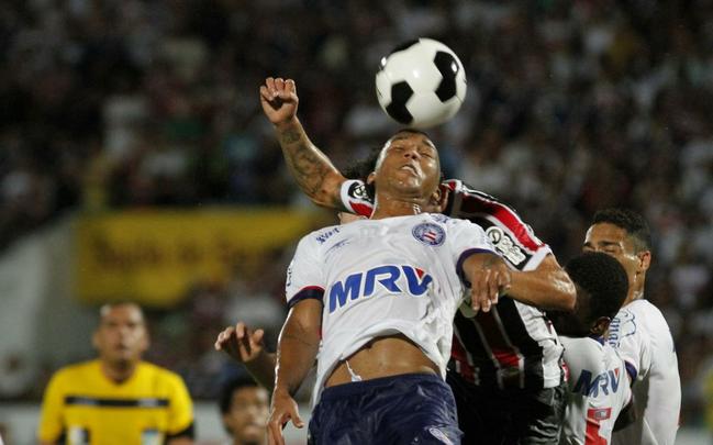Foi mais uma noite em que o Santa Cruz deu a impresso de estar em franca evoluo. O Tricolor viu o Bahia sair na frente com um gol de Hernane Brocador, mas virou a partida graas aos gols de Keno e Grafite. Quando a vitria parecia encaminhada, os baianos levantaram uma bola na rea e ela resvalou na mo do volante Wellington Czar. Pnalti que Luisinho converteu sem dar chances para Tiago Cardoso, dando nmeros finais ao jogo