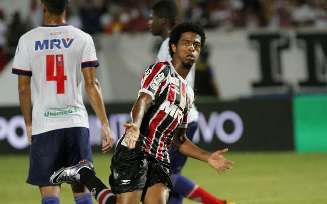 Foi mais uma noite em que o Santa Cruz deu a impresso de estar em franca evoluo. O Tricolor viu o Bahia sair na frente com um gol de Hernane Brocador, mas virou a partida graas aos gols de Keno e Grafite. Quando a vitria parecia encaminhada, os baianos levantaram uma bola na rea e ela resvalou na mo do volante Wellington Czar. Pnalti que Luisinho converteu sem dar chances para Tiago Cardoso, dando nmeros finais ao jogo