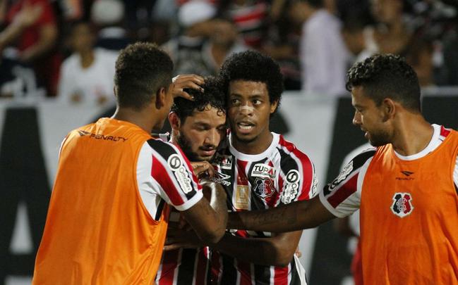 Foi mais uma noite em que o Santa Cruz deu a impresso de estar em franca evoluo. O Tricolor viu o Bahia sair na frente com um gol de Hernane Brocador, mas virou a partida graas aos gols de Keno e Grafite. Quando a vitria parecia encaminhada, os baianos levantaram uma bola na rea e ela resvalou na mo do volante Wellington Czar. Pnalti que Luisinho converteu sem dar chances para Tiago Cardoso, dando nmeros finais ao jogo