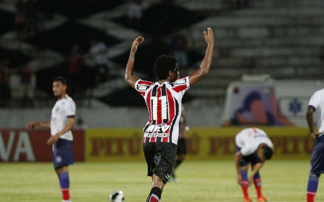 Foi mais uma noite em que o Santa Cruz deu a impresso de estar em franca evoluo. O Tricolor viu o Bahia sair na frente com um gol de Hernane Brocador, mas virou a partida graas aos gols de Keno e Grafite. Quando a vitria parecia encaminhada, os baianos levantaram uma bola na rea e ela resvalou na mo do volante Wellington Czar. Pnalti que Luisinho converteu sem dar chances para Tiago Cardoso, dando nmeros finais ao jogo
